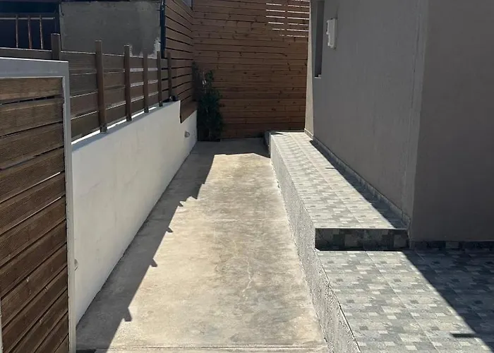 Anissa House * Anissaras